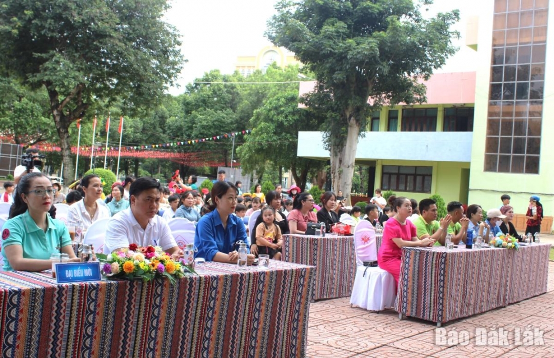 Các đại biểu tham dự.