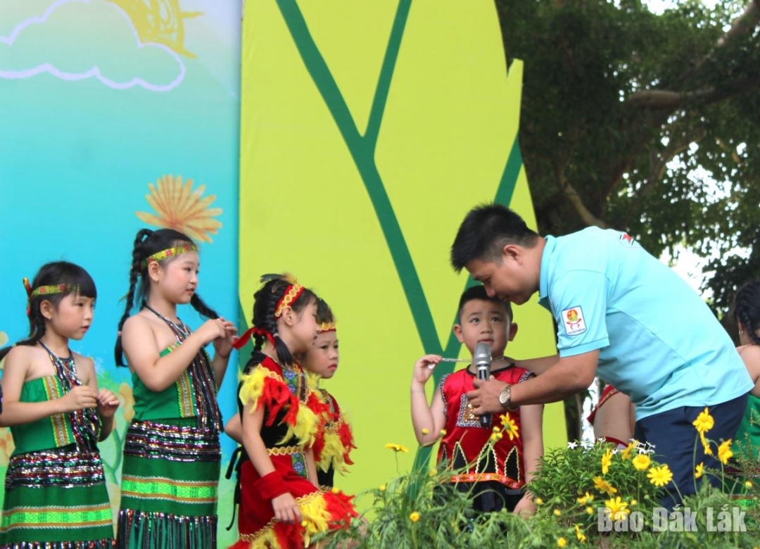 Các em thiếu nhi tham gia trả lời câu hỏi tại chương trình “Bác Hồ với thiếu nhi, thiếu nhi với Bác Hồ”.