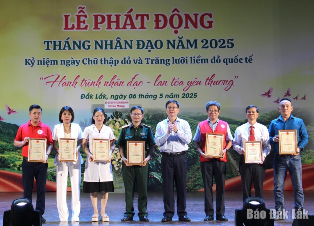 Bí thư Tỉnh ủy Nguyễn Đình Trung tặng 