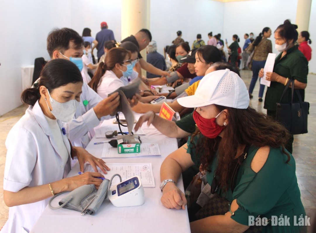 Người dân được khám bệnh, cấp thuốc miễn phí.