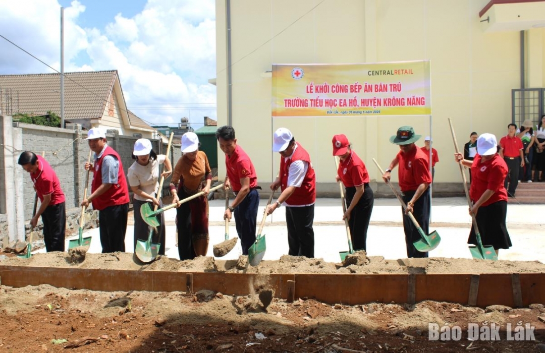 Đại diện các đơn vị khởi công xây dựng bếp ăn bán trú cho Trường Tiểu học Ea Hồ.
