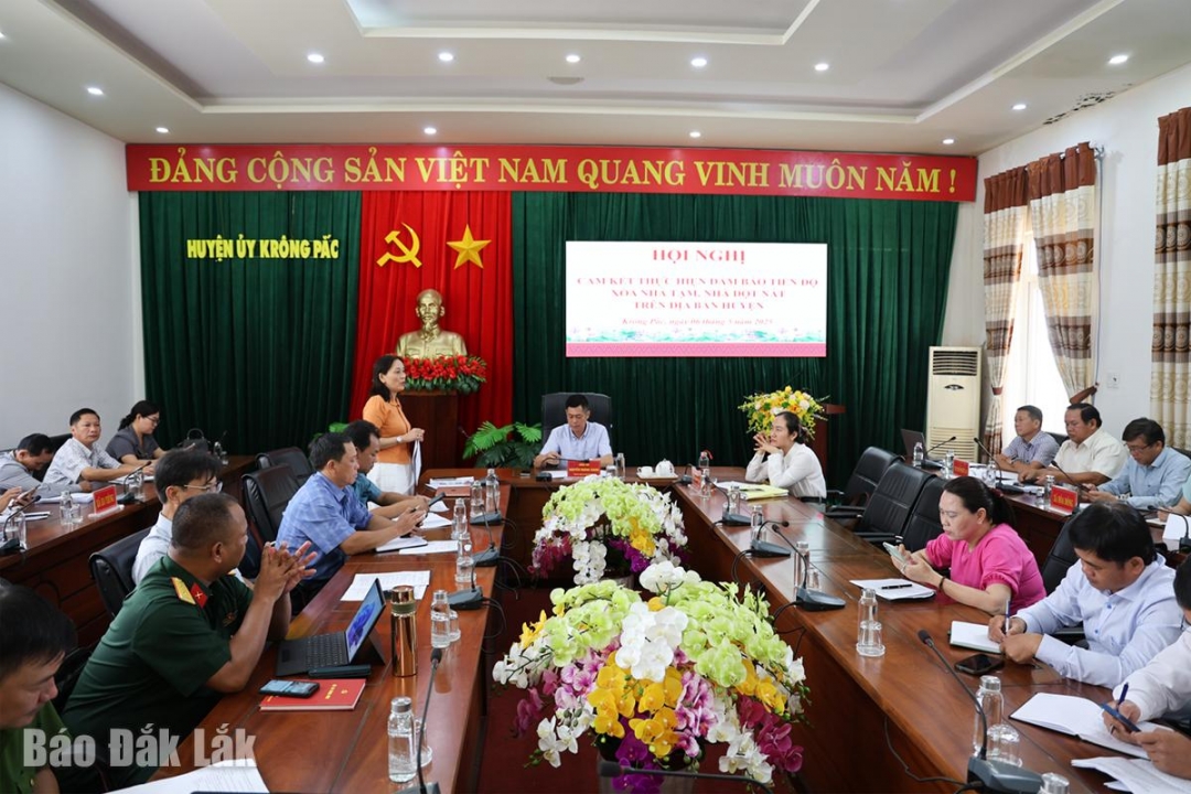 Lãnh đạo UBND huyện báo cáo tiến độ công tác xóa nhà tạm, nhà dột nát trên địa bàn.
