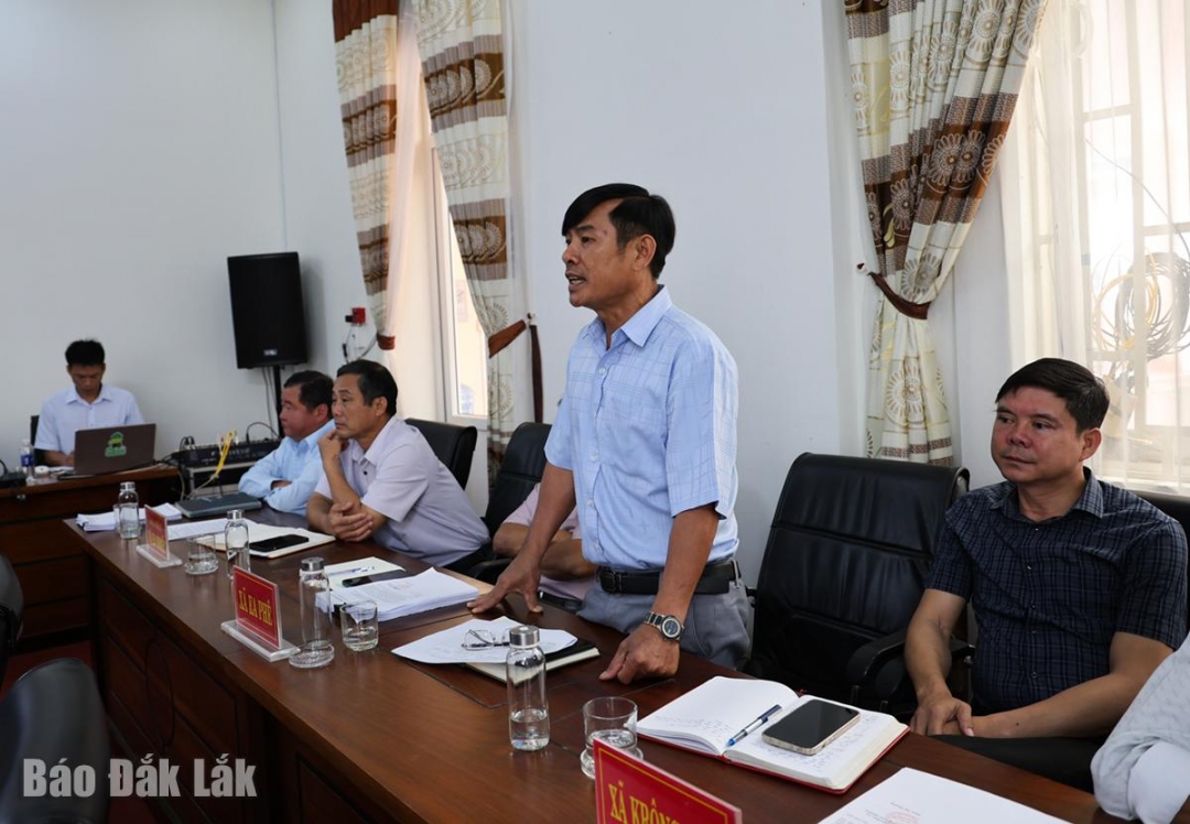 Lãnh đạo UBND xã Ea Phê báo cáo tiến độ và những vướng mắc trong quá trình triển khai thực hiện xóa nhà tạm, nhà dột nát.