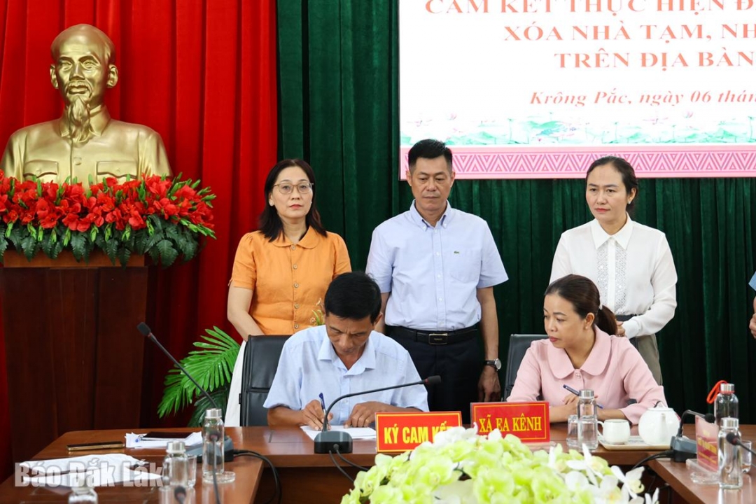 Các đơn vị ký cam kết hoàn thành sửa chữa nhà tạm, nhà dột nát.