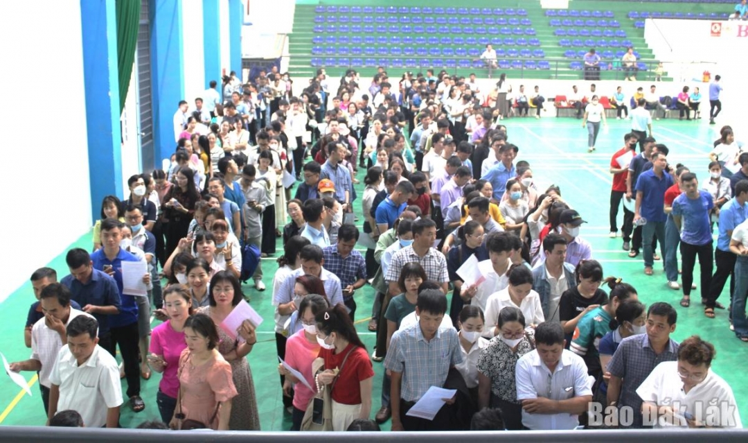 Đông đảo tình nguyện viên đăng ký tham gia hiến máu tình nguyện.