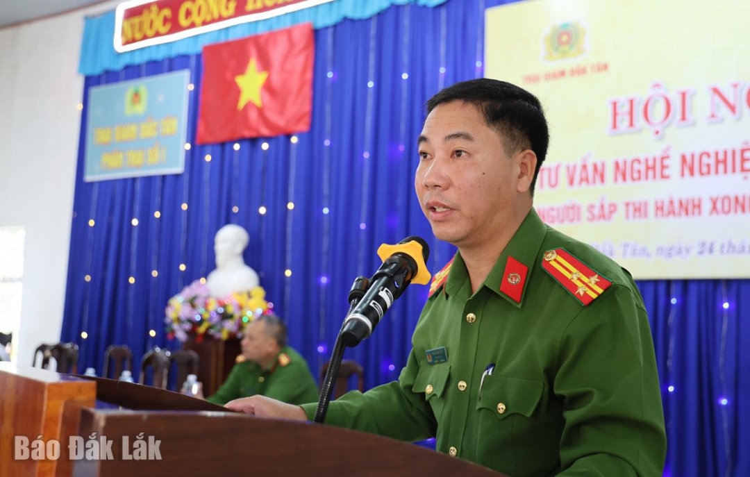 Thượng tá Phạm Văn Tôn, Phó giám thị Trại giam Đắc Tân phát biểu tại chương trình.