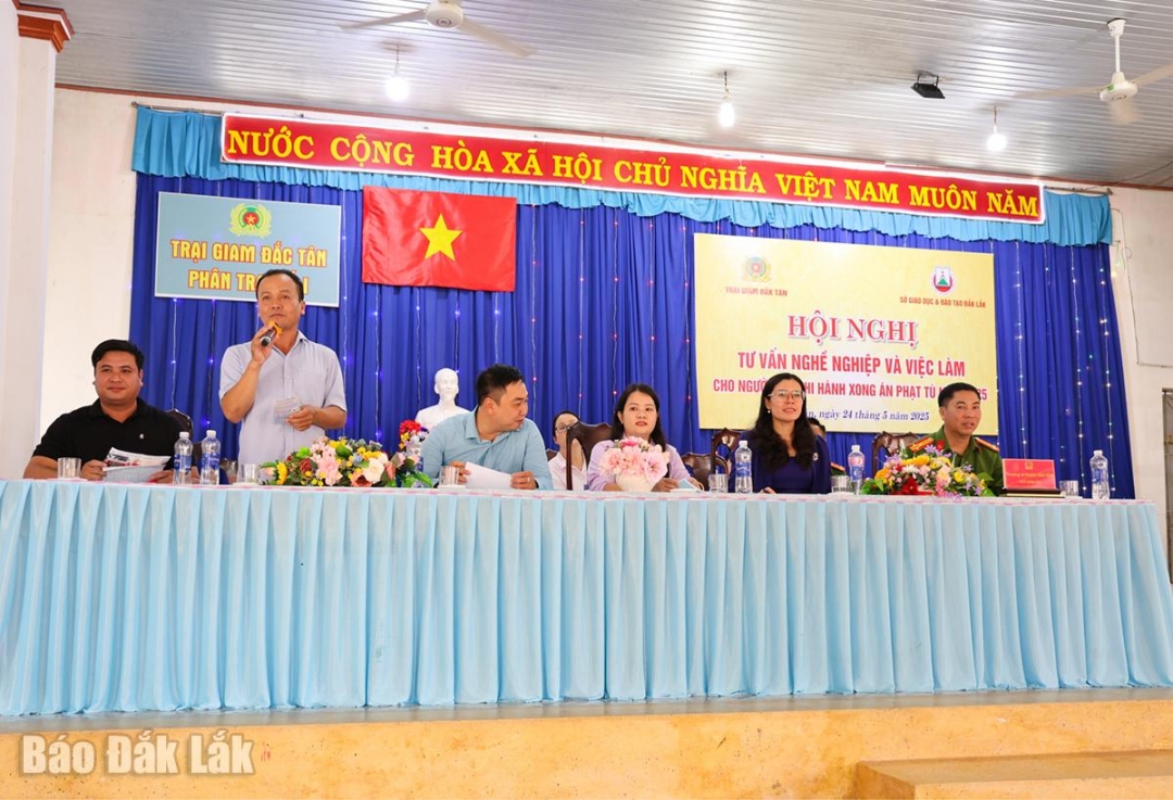 Các đơn vị tham gia tư vấn, thông tin về nghề nghiệp và việc làm tại Trại giam Đắc Tân.