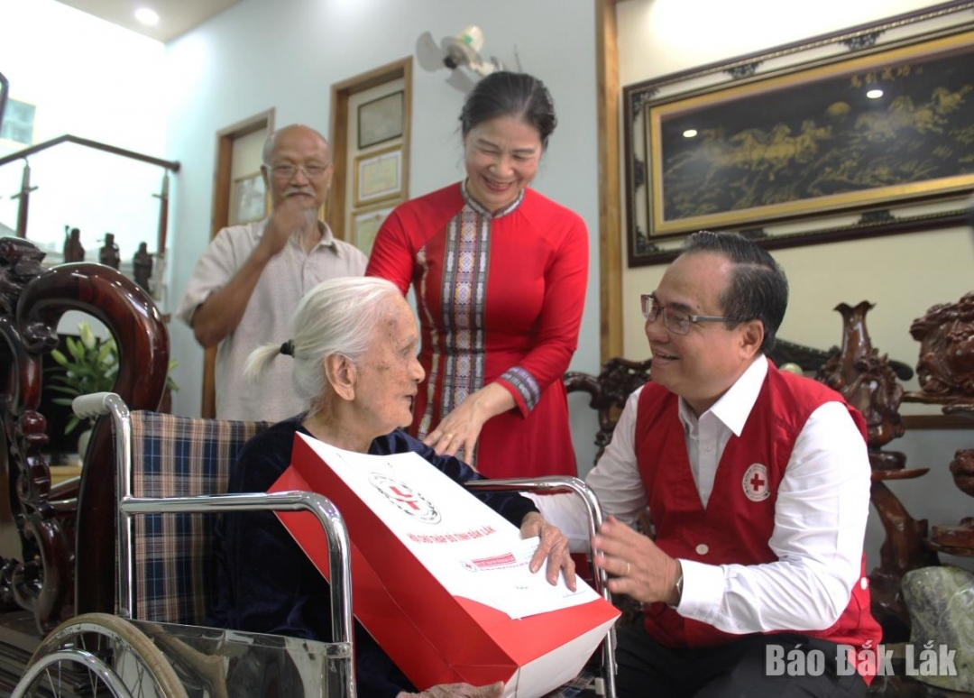 Phó Chủ tịch Trung ương Hội Chữ Thập đỏ Việt Nam Vũ Thanh Lưu cùng đoàn công tác đã đến thăm hỏi, tặng quà Mẹ Việt Nam Anh hùng Nguyễn Thị Nữa.
