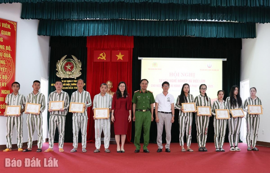 Các đơn vị phối hợp trao chứng chỉ sơ cấp nghề cho các phạm nhân chuẩn bị chấp hành xong án phạt tù.