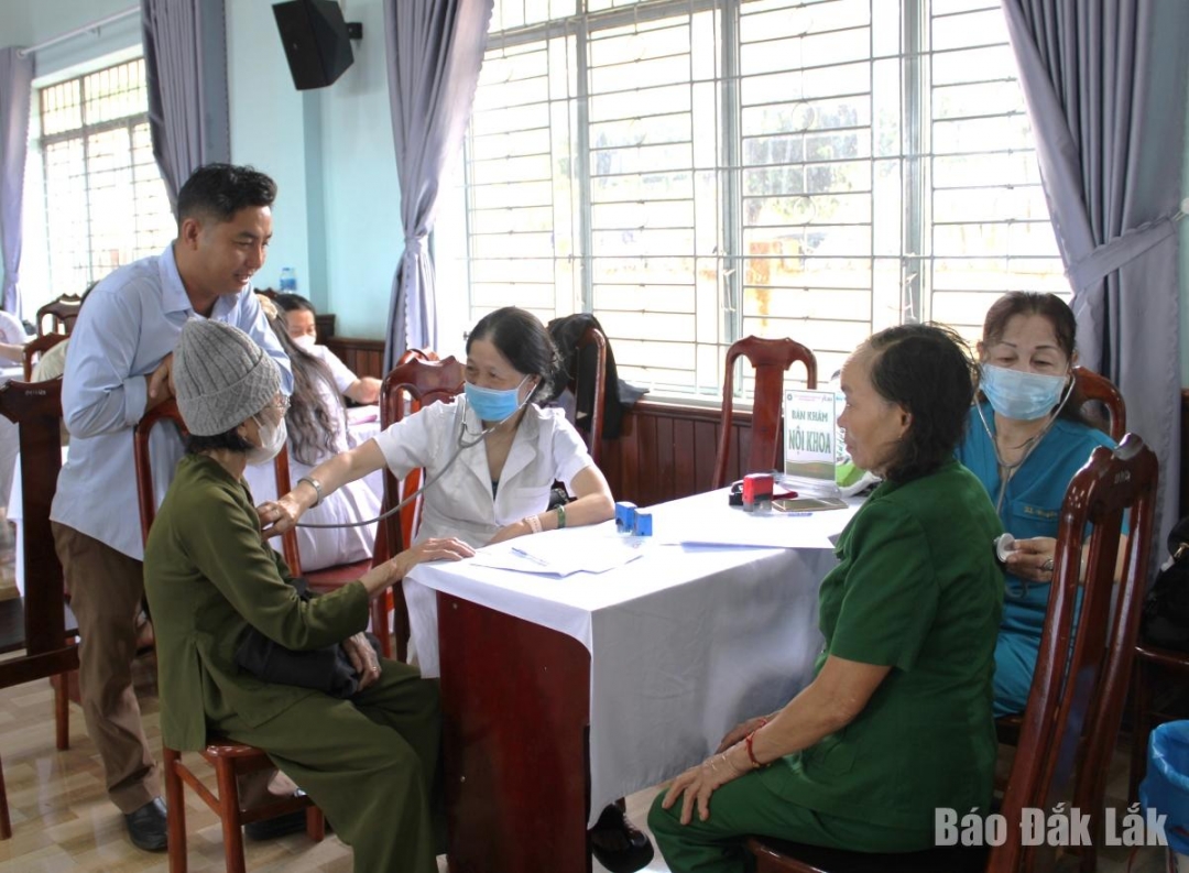 Người dân có hoàn cảnh khó khăn được khám bệnh, cấp thuốc miễn phí.