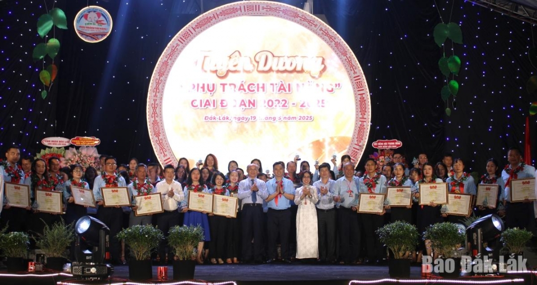 Các cán bộ phụ trách thiếu nhi tiêu biểu được tuyên dương tại Liên hoan.