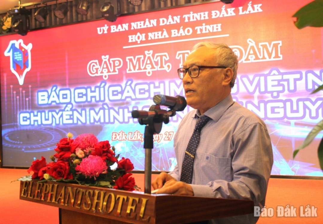 Chủ tịch Hội Nhà báo tỉnh Nguyễn Văn Phú phát biểu tại buổi gặp mặt, toạ đàm.