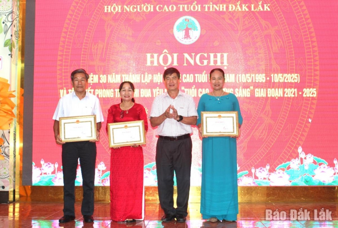 Các tâp thể có thành tích xuất sắc phong trào thi đua “Tuổi cao - Gương sáng” giai đoạn 2021 – 2025 nhận Bằng khen của UBND tỉnh.
