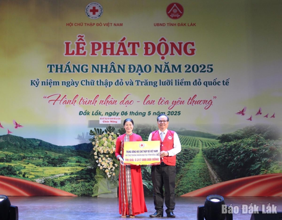 Phó Chủ tịch Trung ương Hội Chữ thập đỏ Việt Nam Vũ Thanh Lưu trao nguồn hỗ trợ cho tỉnh Đắk Lắk.