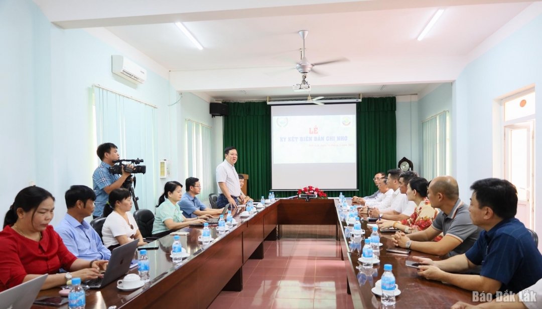 TS. Phan Việt Hà, Phó Viện Trưởng phụ trách Viện Khoa học kỹ thuật nông lâm nghiệp Tây Nguyên phát biểu ý kiến.
