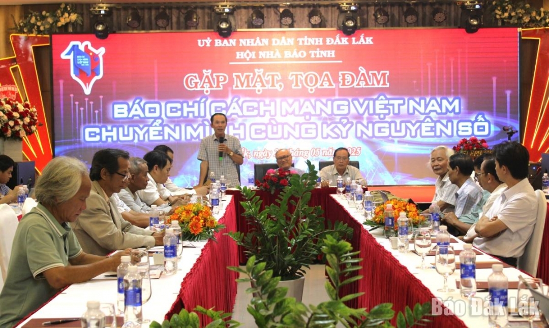 Tổng Biên tập Báo Đắk Lắk Đinh Xuân Toản phát biểu tại buổi gặp mặt, toạ đàm.