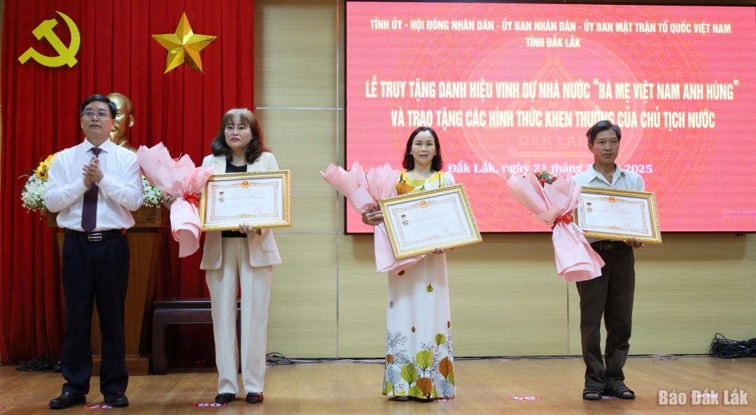 Thừa ủy quyền Chủ tịch nước, Ủy viên Trung ương Đảng, Bí thư Tỉnh ủy Nguyễn Đình Trung đã trao Bằng truy tặng danh hiệu “Bà mẹ Việt Nam Anh hùng” cho thân nhân của 3 Mẹ