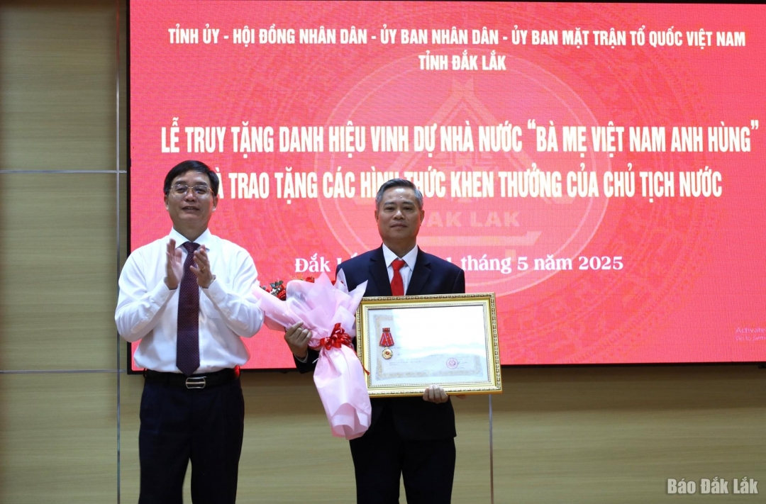 Thừa ủy quyền của Chủ tịch nước, lĐồng chí Nguyễn Đình Trung, Ủy viên Trung ương Đảng, Bí thư Tỉnh ủytrao tặng Huân chương Lao động hạng Nhất cho Công ty TNHH Một thành viên Xổ số kiến thiết Đắk Lắk