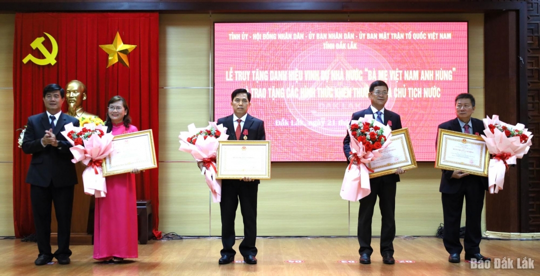 đồng chí Nguyễn Thiên Văn, Quyền Chủ tịch UBND tỉnh trao tặng Huân chương Lao động hạng Nhì cho 4 cá nhân.