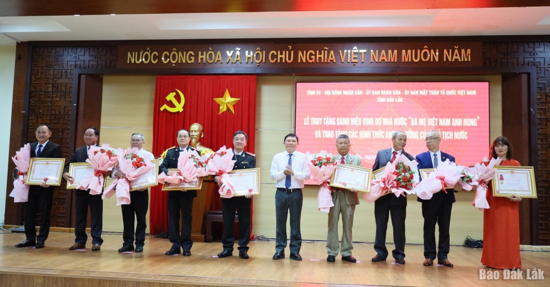 Đồng chí Nguyễn Tuấn Hà, Phó Chủ tịch Thường trực UBND tỉnh trao tặng Huân chương Lao động hạng Ba cho các tập thể và cá nhân.