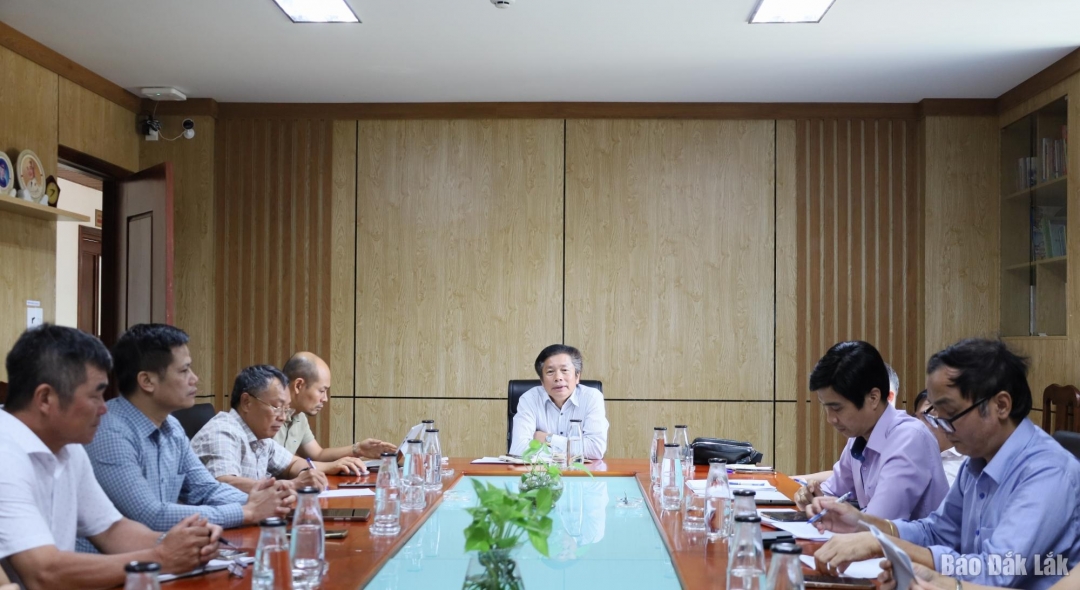Phó Giám đốc Sở Nông nghiệp và Môi trường Nguyễn Văn Hà chủ trì cuộc họp.