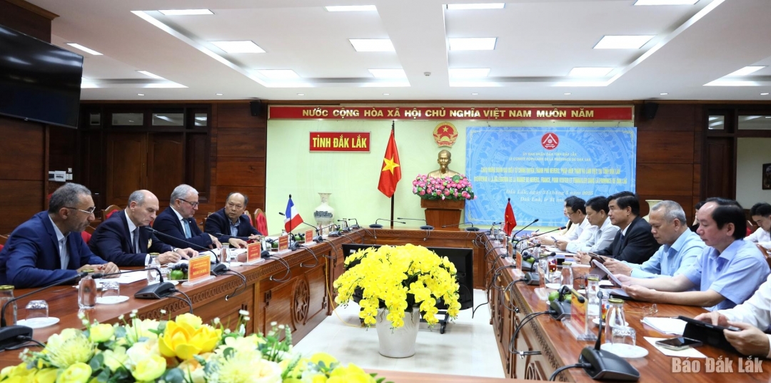Quang cảnh buổi làm việc