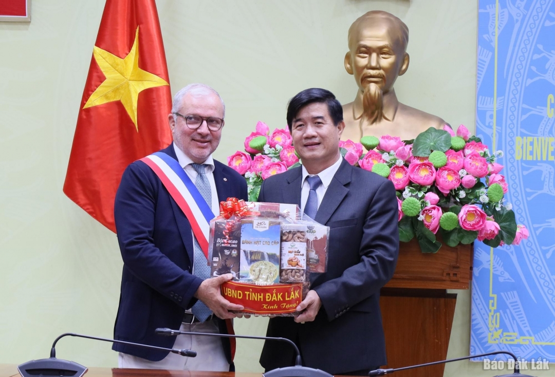 Ông Nguyễn Thiên Văn, Quyền Chủ tịch UBND tỉnh tặng quà cho Ngài Denis Thuriot, Thị trưởng thành phố Nevers.