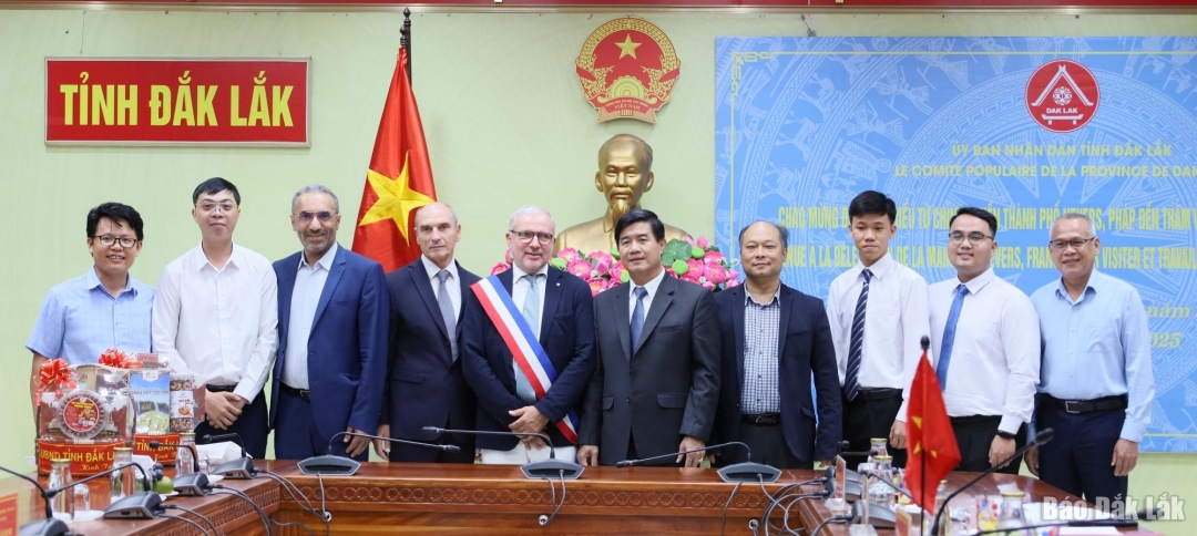 Đoàn chính quyền thành phố Nevers chụp ảnh lưu niệm với đoàn làm việc của Đắk Lắk.