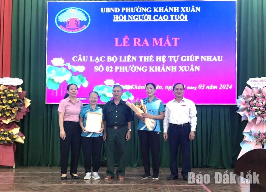 CLB Liên thế hệ tự giúp nhau ra đời đã đáp ứng được nguyện vọng của người cao tuổi ở cơ sở.