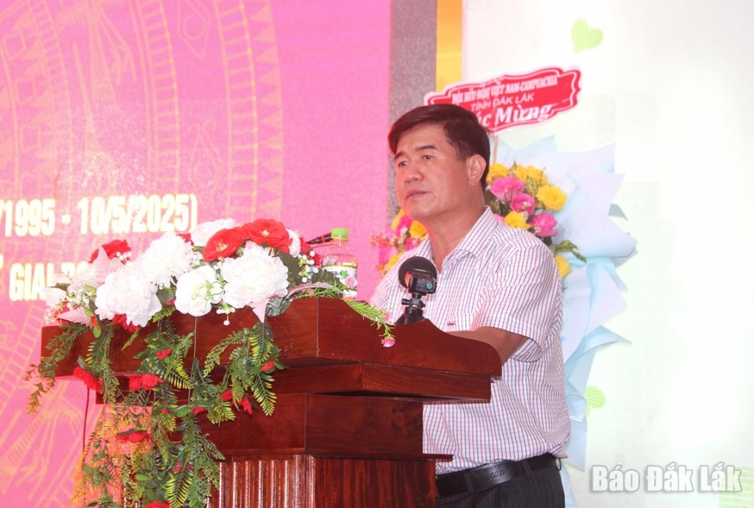 Quyền Chủ tịch UBND tỉnh Nguyễn Thiên Văn phát biểu tại hội nghị.