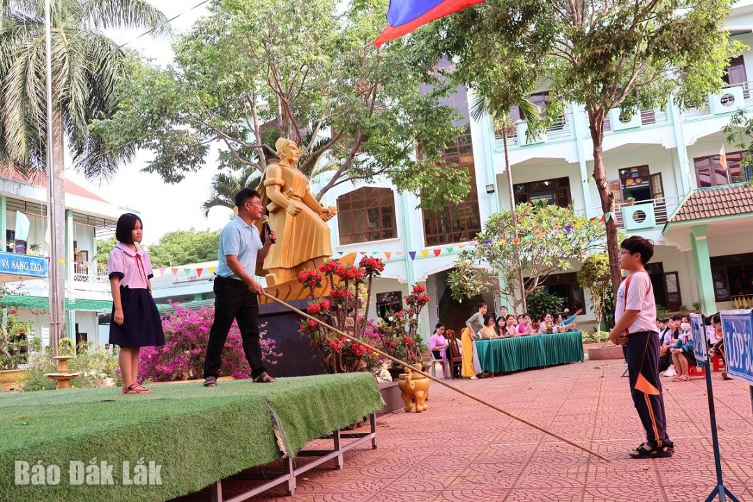 Học sinh Trường Tiểu học Ngô Quyền (TP. Buôn Ma Thuột) tham gia Chương trình Phổ biến kiến thức, kỹ năng phòng, chống đuối nước. 
