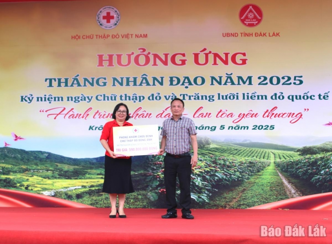 Lãnh đạo Phòng khám chữa bệnh Chữ thập đỏ Đông Anh (Hà Nội) trao bảng tượng trưng nguồn hỗ trợ cho Hội Chữ thập đỏ tỉnh Đắk Lắk.