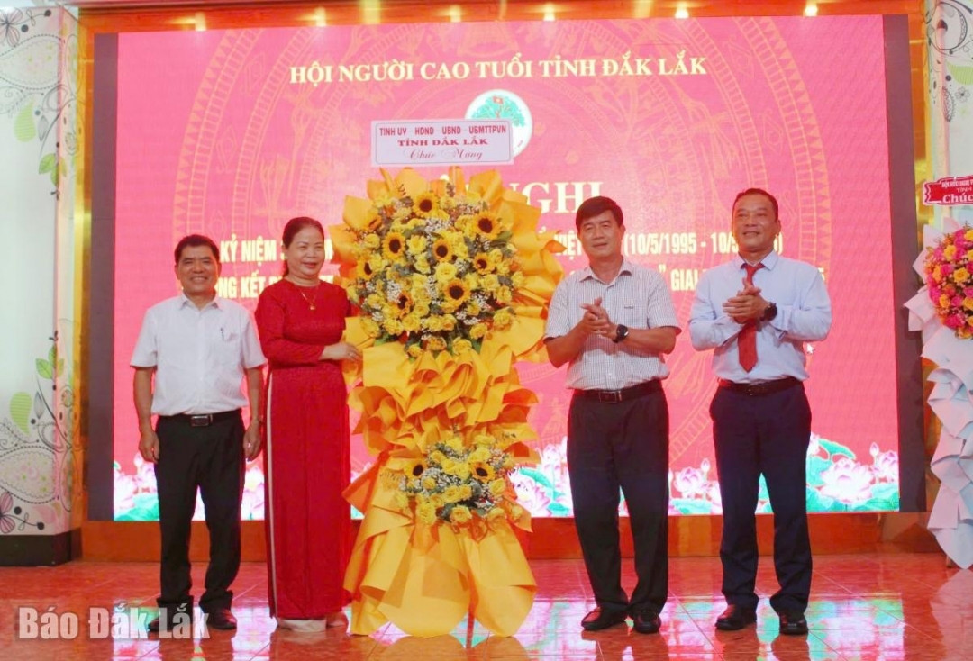 Lãnh đạo UBND tỉnh tặng hoa chúc mừng.