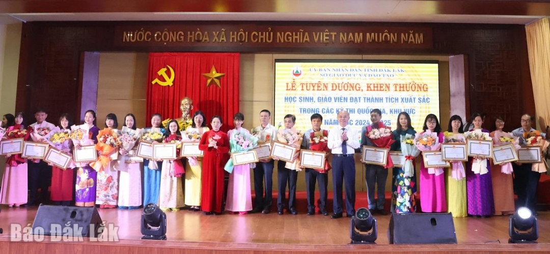 Phó Chủ tịch UBND tỉnh Trương Công Thái và Giám đốc Sở Giáo dục và Đào tạo Lê Thị Thanh Xuân trao bằng khen Bộ Giáo dục và Đào tạo tặng các học sinh đoạt giải cao năm học 2024 - 2025.