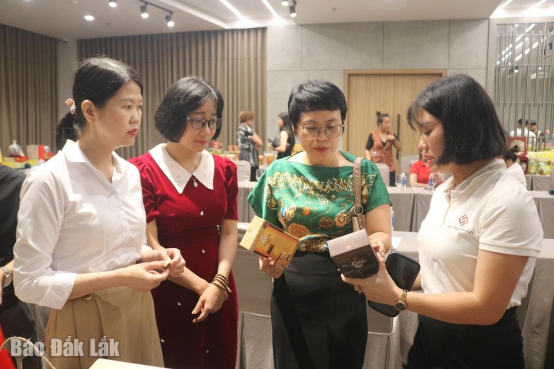 Đại diện doanh nghiệp hai tỉnh trao đổi thông tin và giới thiệu về sản phẩm.