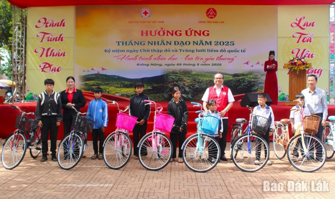Các em học sinh có hoàn cảnh khó khăn huyện Krông Năng nhận quà tại chương trình.