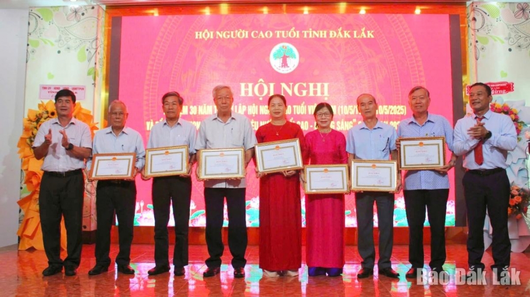 Các cá nhân có thành tích xuất sắc phong trào thi đua “Tuổi cao - Gương sáng” giai đoạn 2021 – 2025 nhận Bằng khen của UBND tỉnh.