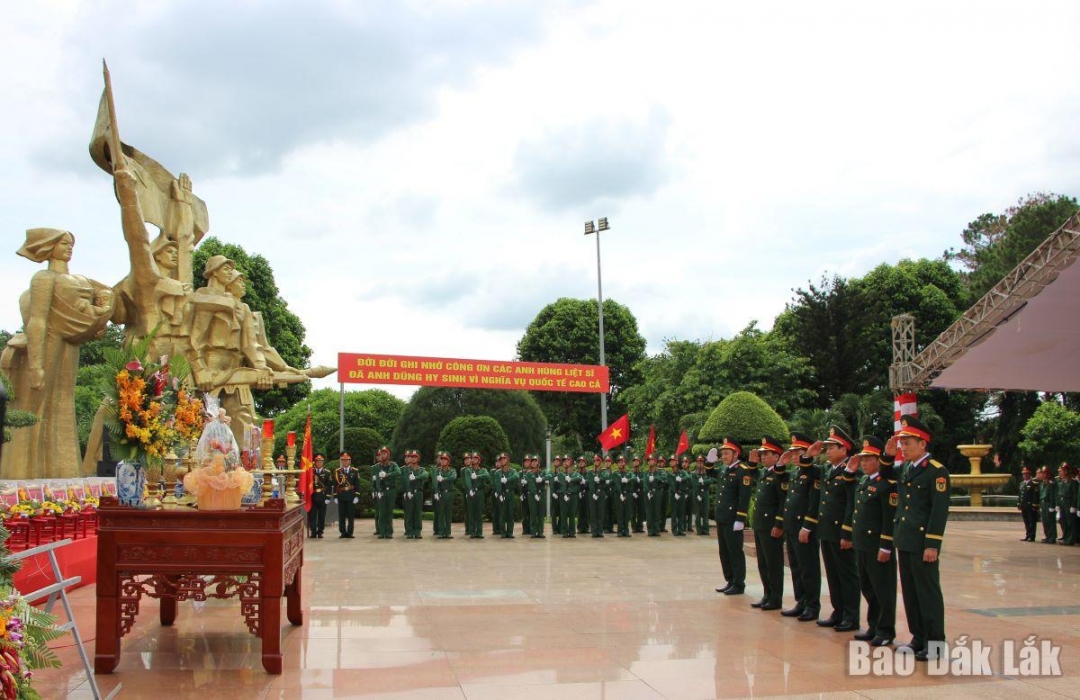 Đoàn đại biểu Quân khu 5 dâng hương các anh hùng liệt sĩ.