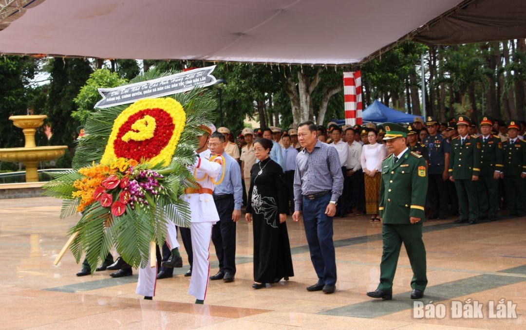 Đoàn đại biểu tỉnh Đắk Lắk dâng hoa tưởng niệm các anh hùng liệt sĩ.