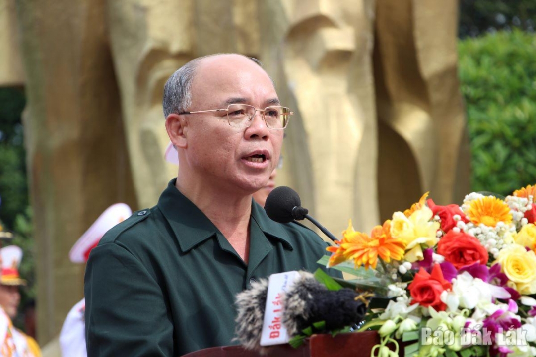 Phó Chủ tịch UBND tỉnh Trương Công Thái đọc điếu văn truy điệu các anh hùng liệt sĩ.