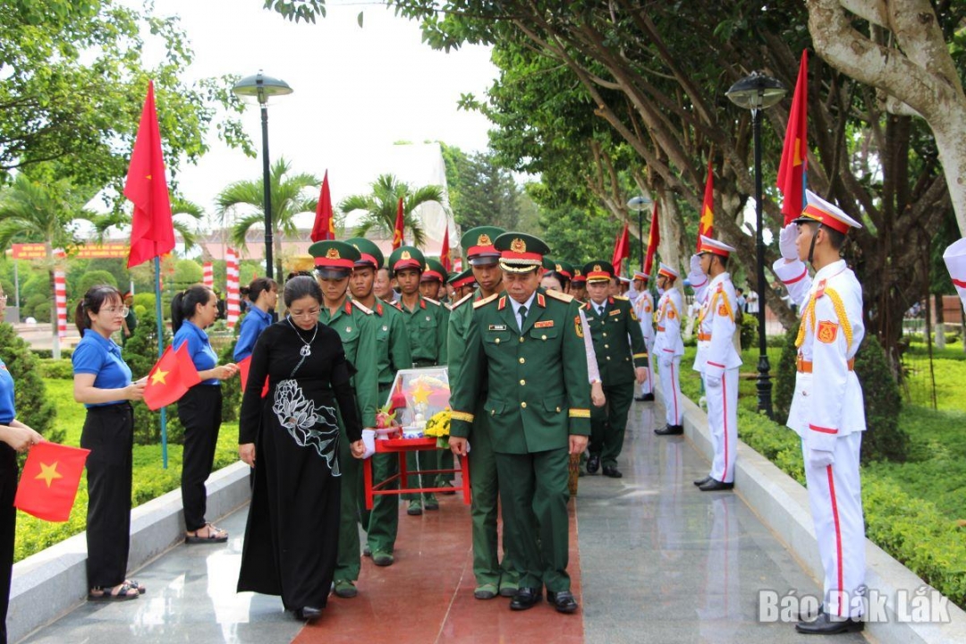 Thiếu tướng Hứa Văn Tưởng, Phó Tư lệnh Quân khu 5 và Phó Bí thư Thường trực Tỉnh ủy, Chủ tịch HĐND tỉnh Huỳnh Thị Chiến Hòa cùng các đại biểu tiễn liệt sĩ về nơi an nghỉ. 