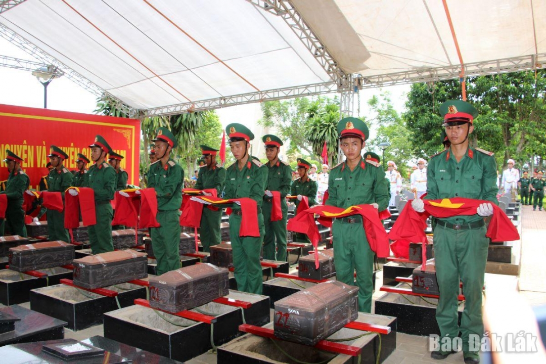 Trang trọng thực hiện các nghi thức hạ huyệt.