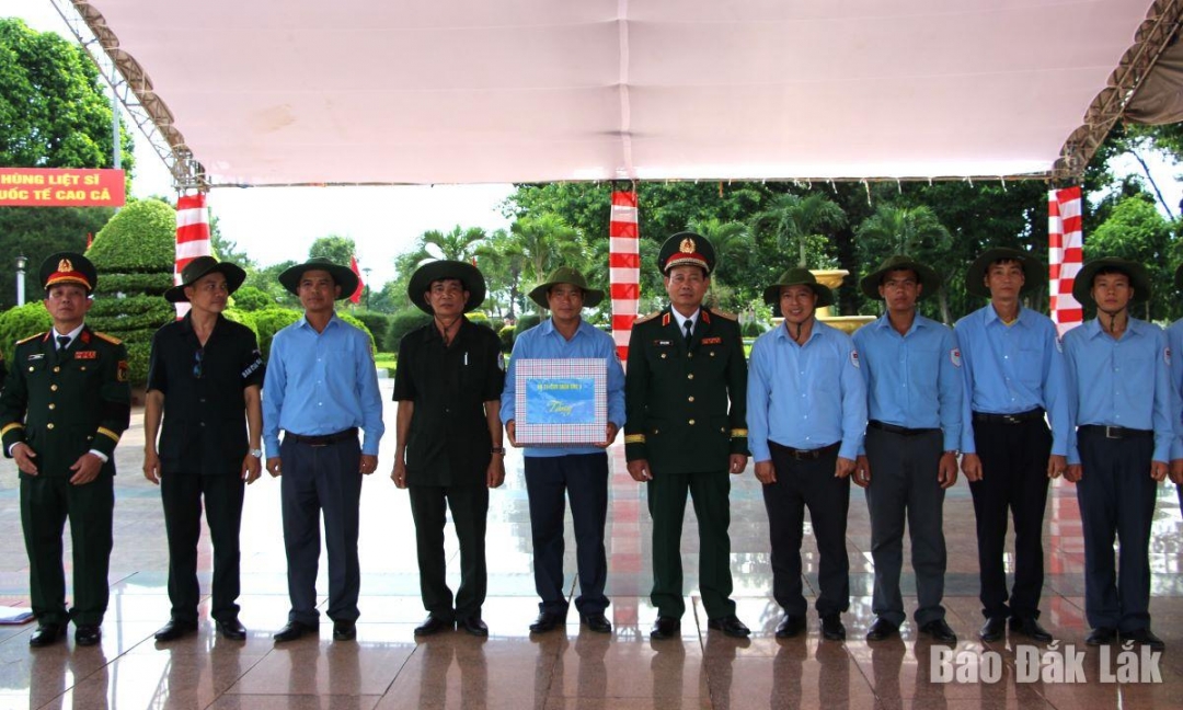 Phó Tư lệnh Quân khu 5 tặng quà động viên cán bộ, chiến sĩ Đội K51.