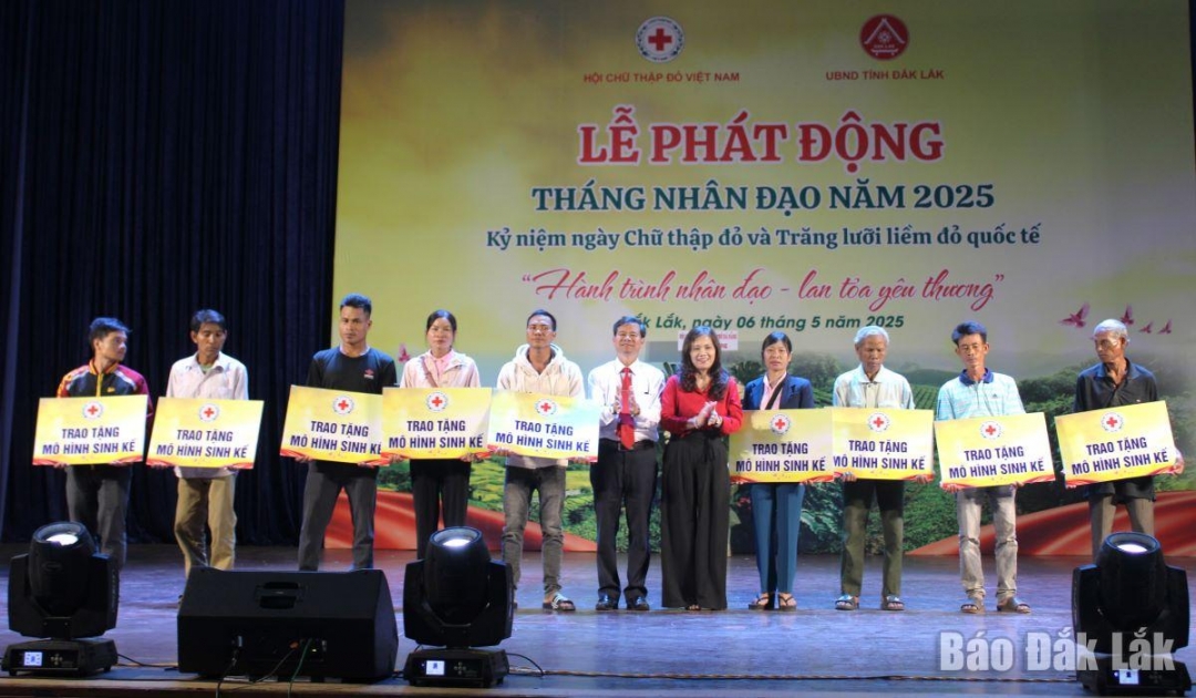 Các hộ gia đình có hoàn cảnh khó khăn nhận hỗ trợ sinh kế.