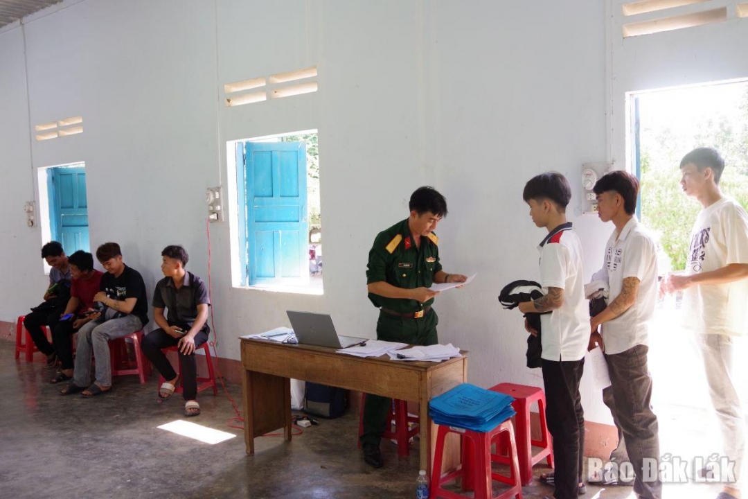 Công dân trong độ tuổi tham gia khám sức khỏe nghĩa vụ quân sự.