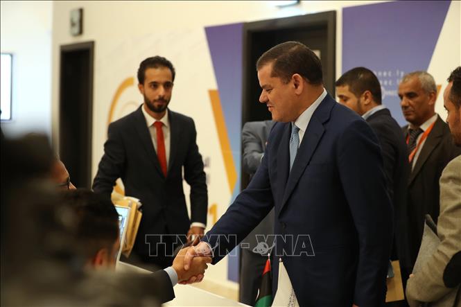 Thủ tướng lâm thời Libya Abdul Hamid al-Dbeibah (giữa) tại trụ sở Ủy ban bầu cử quốc gia cấp cao ở Tripoli. Ảnh tư liệu: THX/TTXVN