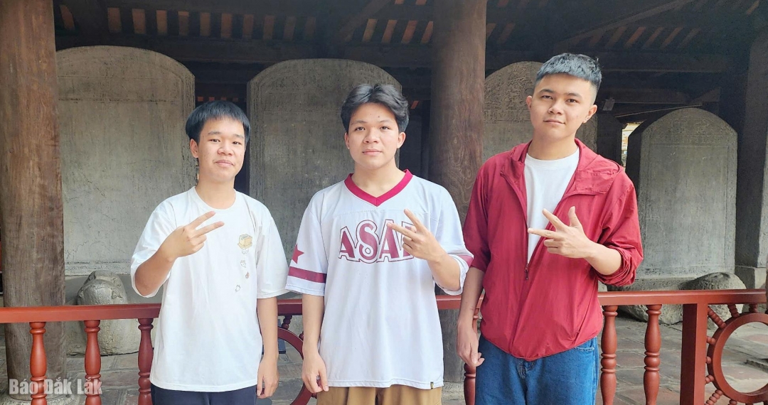 Em Nguyễn Hữu Phát Lộc, lớp 12 Chuyên Toán; em Đỗ Gia Huy và em Võ Thanh Hải, lớp 12 Chuyên Tin, Trường THPT Chuyên Nguyễn Du.