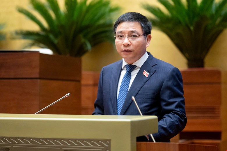 Bộ trưởng Bộ Tài chính Nguyễn Văn Thắng trình bày tờ trình dự thảo nghị quyết. Ảnh: quochoi.vn