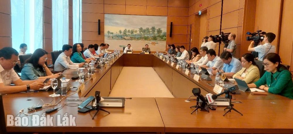Quang cảnh phiên thảo luận tại Tổ 13.