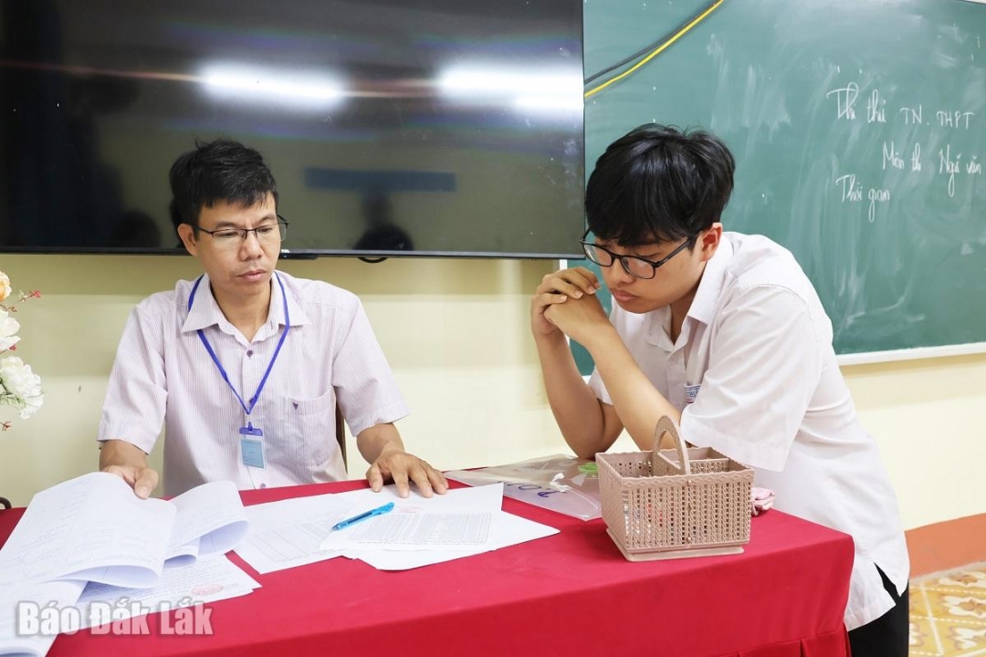 Thí sinh làm thủ tục dự thi tại phòng thi ở Điểm thi Trường THPT Buôn Ma Thuột.